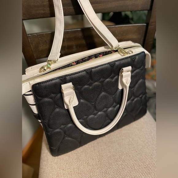 Large Betsey Johnson purse/crossbody - Picture 4 of 9